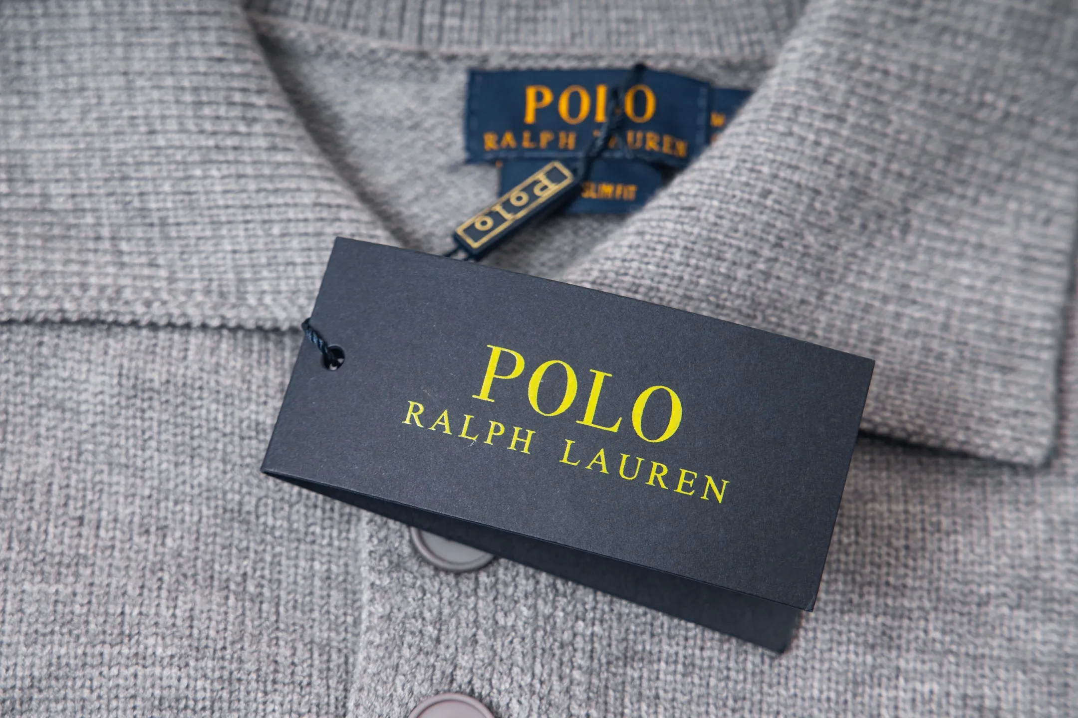 P230 Style number: Y258 Ralph Lauren POLO twist button open-chest sweater is a limited edition every year. There won’t be many styles in the store! Ralph Lauren men's half-button sweater. The shape is really nice. It can be worn alone or as a coat. It can be worn outside the inner layer. It is versatile and looks good. Tag, hanging grain, washable, packaging bag, full set of accessories. The appearance is quite high. The workmanship is super exquisite. Color: navy, gray, apricot, navy. Size: S M L XL